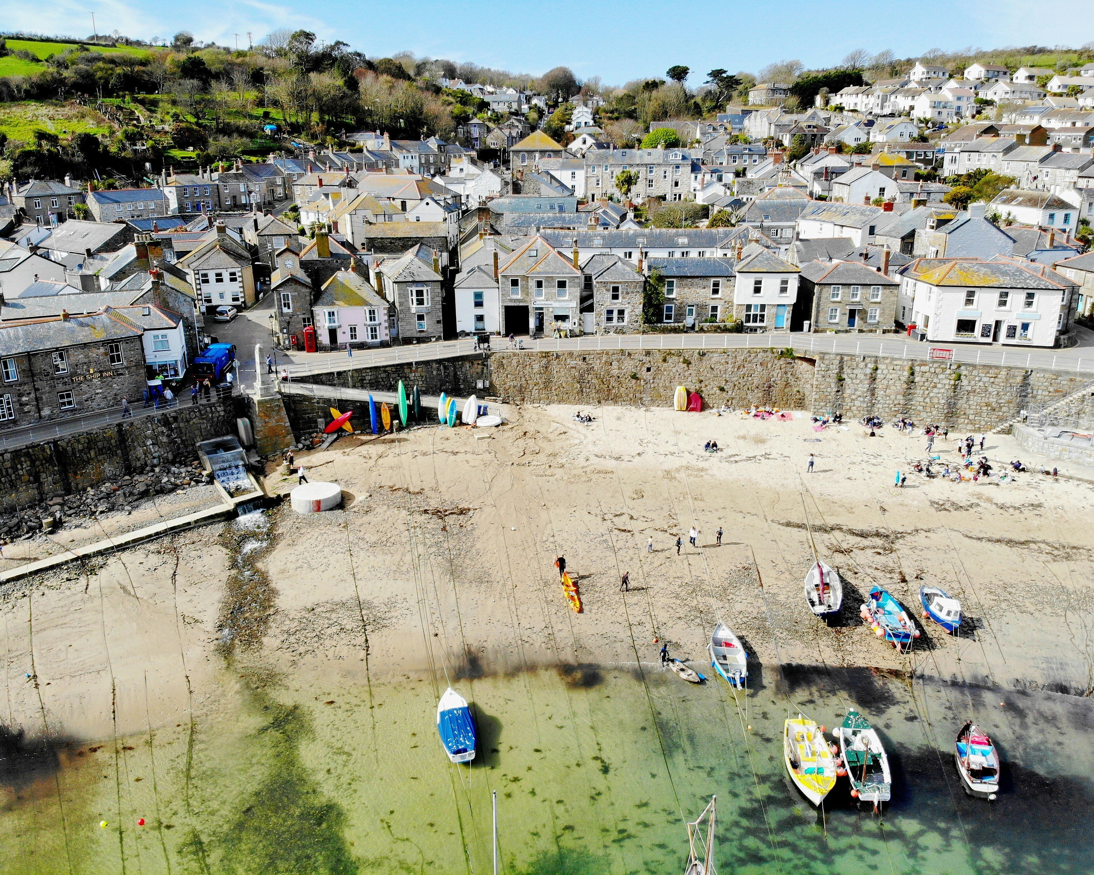 mousehole cornwall harbour view